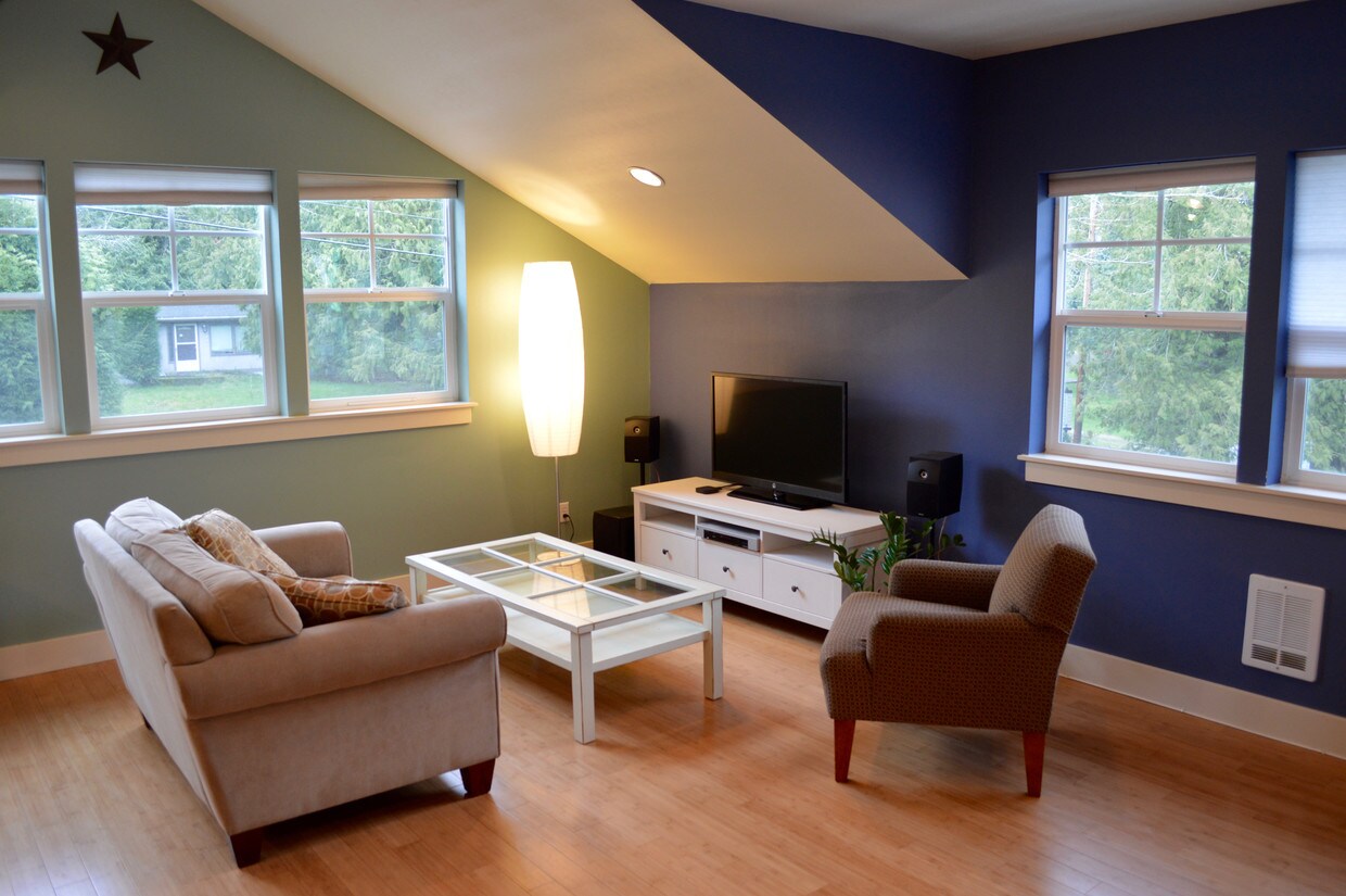 bright, "happy" space - 1210 Lakeview St