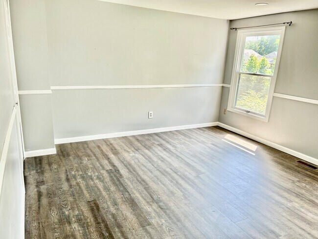 Building Photo - 5335 Standish Dr