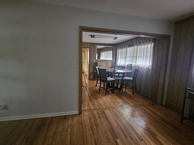 Foto del edificio - Spacious 3 Bedroom Brick Ranch Home (FURNISH)