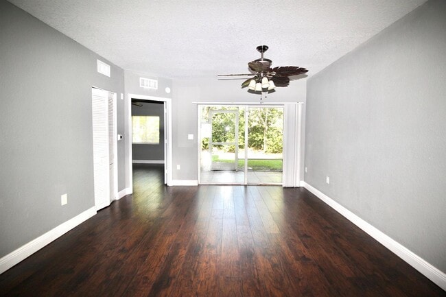 Building Photo - 1115 Golden Lakes Blvd