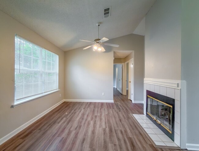 Building Photo - LOVELY SE 3/2 w/ New Paint, Fireplace, Fenced Yard, Vaulted Ceilings, Washer/Dryer, & No Carpet! ...