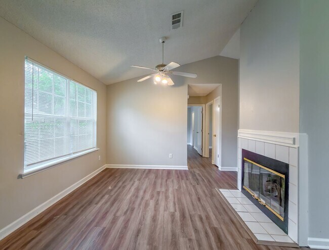 Foto del edificio - LOVELY SE 3/2 w/ New Paint, Fireplace, Fenced Yard, Vaulted Ceilings, Washer/Dryer, & No Carpet! ...