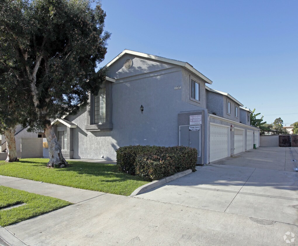 Primary Photo - 13761-13765 Cedar St