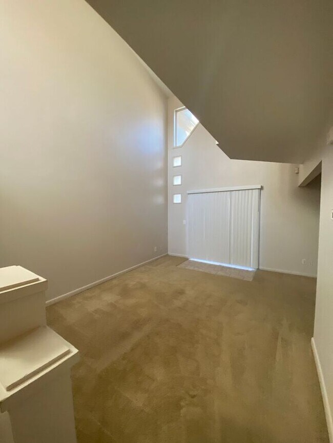 Building Photo - 2 Bedroom Town Home on the South Side - *P...