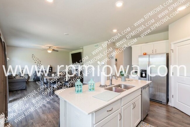 Foto del edificio - BEAUTIFUL WAUKEE HOME!! Sublease until 6/3...