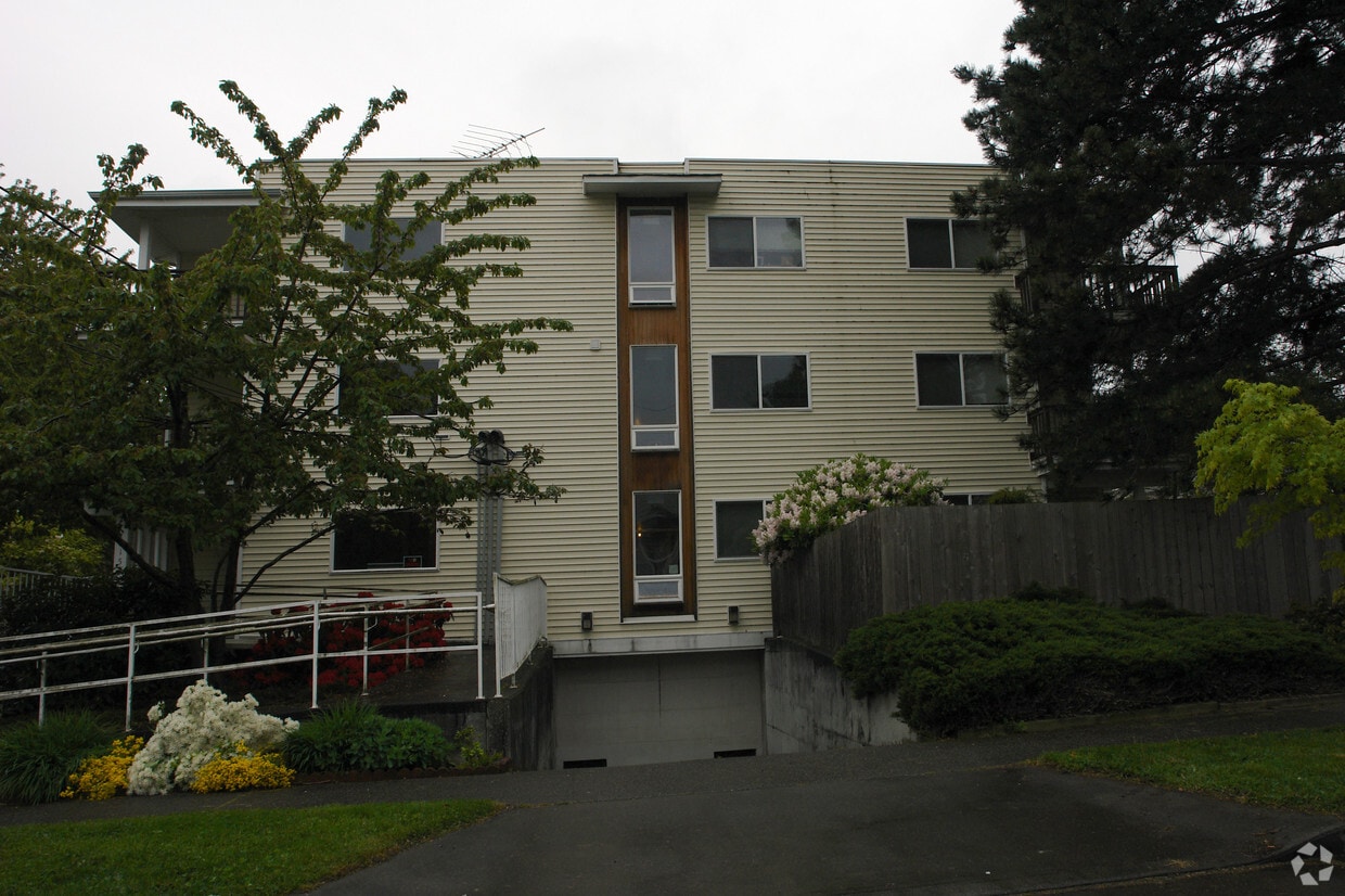 Building Photo - Pine Place Apartments