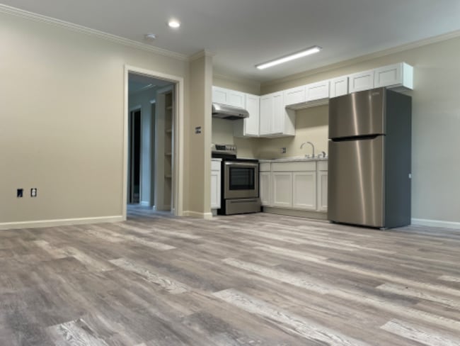 Building Photo - 600 E University Ave