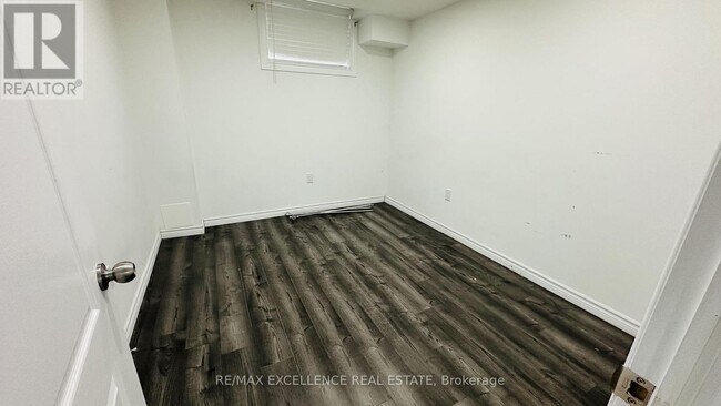 Building Photo - 128 S Creek Dr