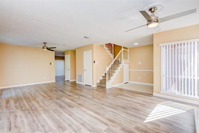 Foto del edificio - Location Location Location! Here's your op...