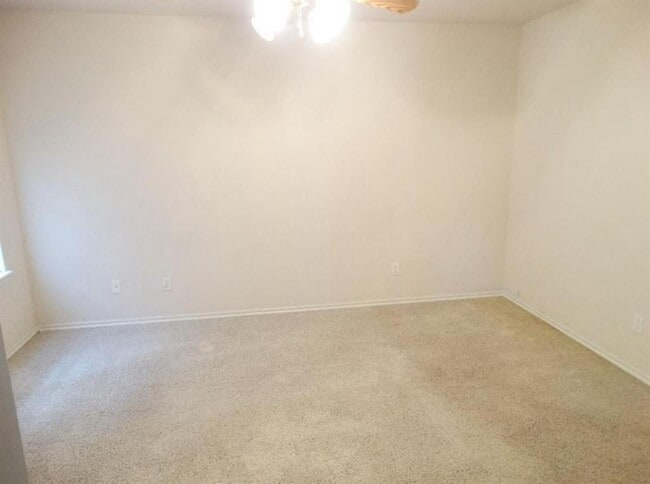 Building Photo - 3813 Southwind Ave