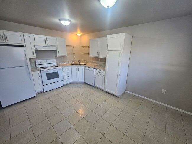 Building Photo - The Perfect Blend of Comfort and Function
