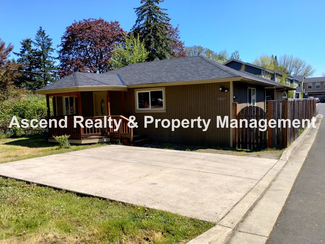 Foto principal - Spacious One Level Open Floor Plan with La...