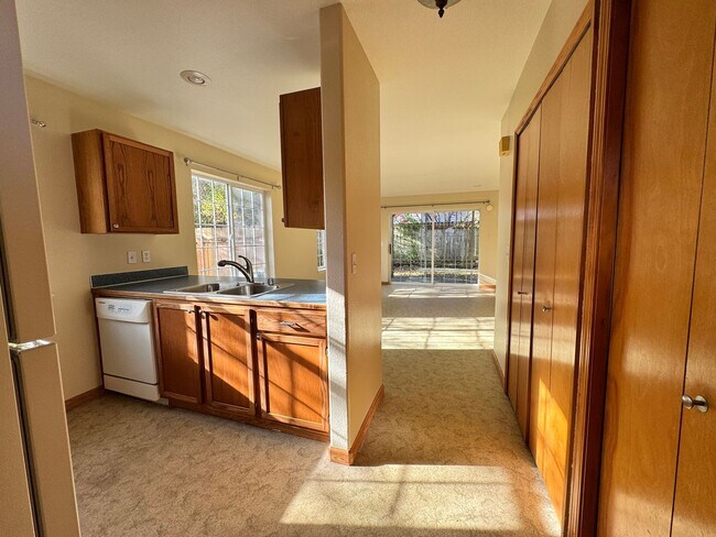 Foto del edificio - 2 Bed, Bath Condo on Ground Floor with Fenced Yard
