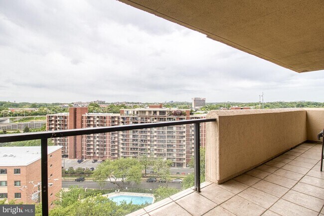 Building Photo - 1101 S Arlington Ridge Rd