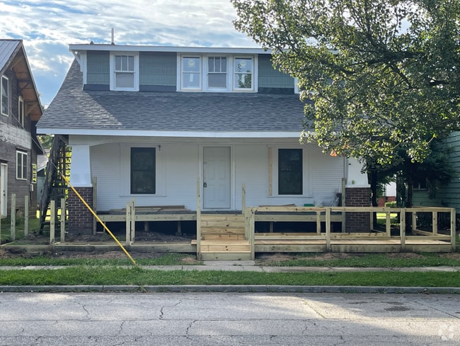 Building Photo - 1319 W Kilgore Ave