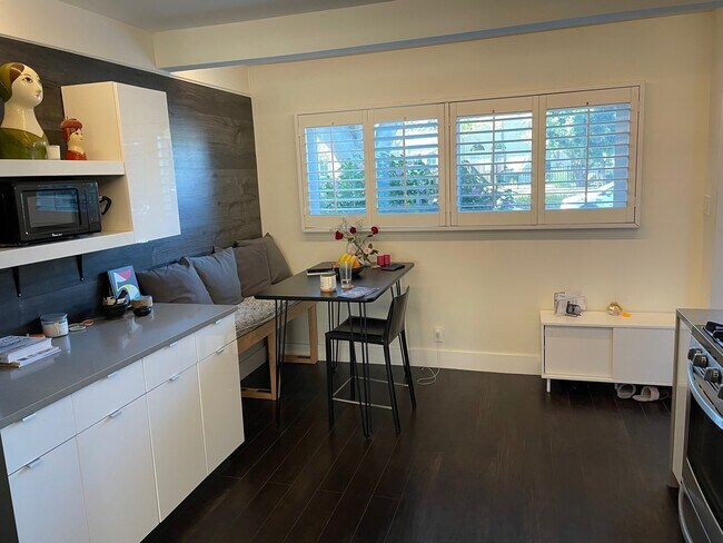Se proporcionan banquetas y taburetes. - 4040 Grand View Blvd