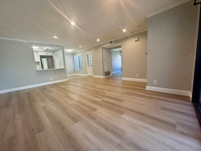 Foto del edificio - 2 Bedroom, Newly Renovated Beautiful Condo...