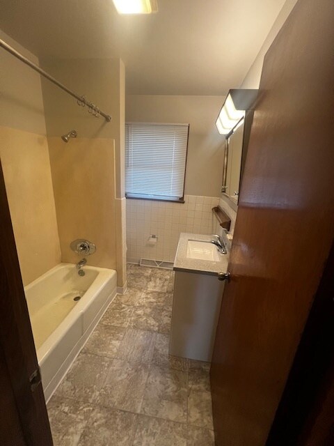 Piso y tocador nuevos en el baño. - 607 Hood St