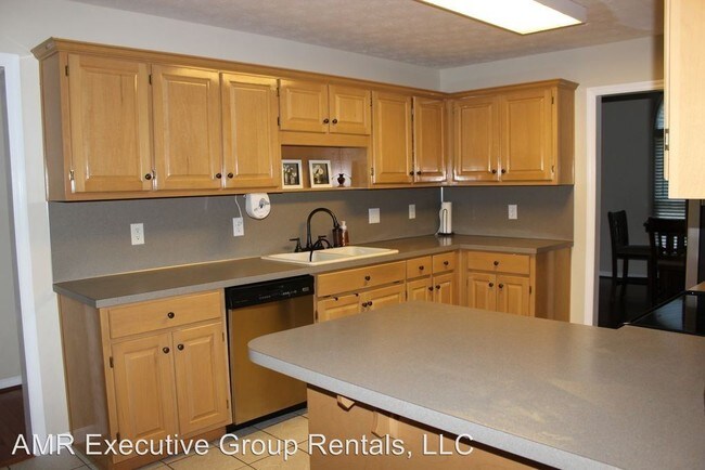 Building Photo - 3 br, 2 bath House - 294 Elmwood Dr