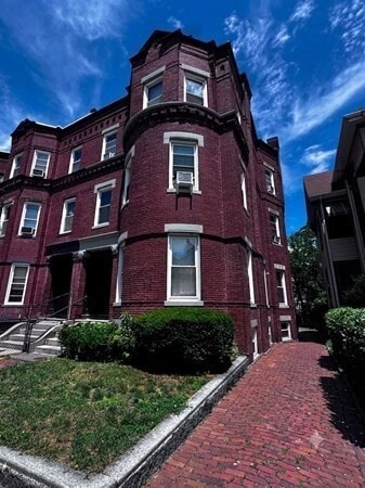 Building Photo - 38 Moreland St