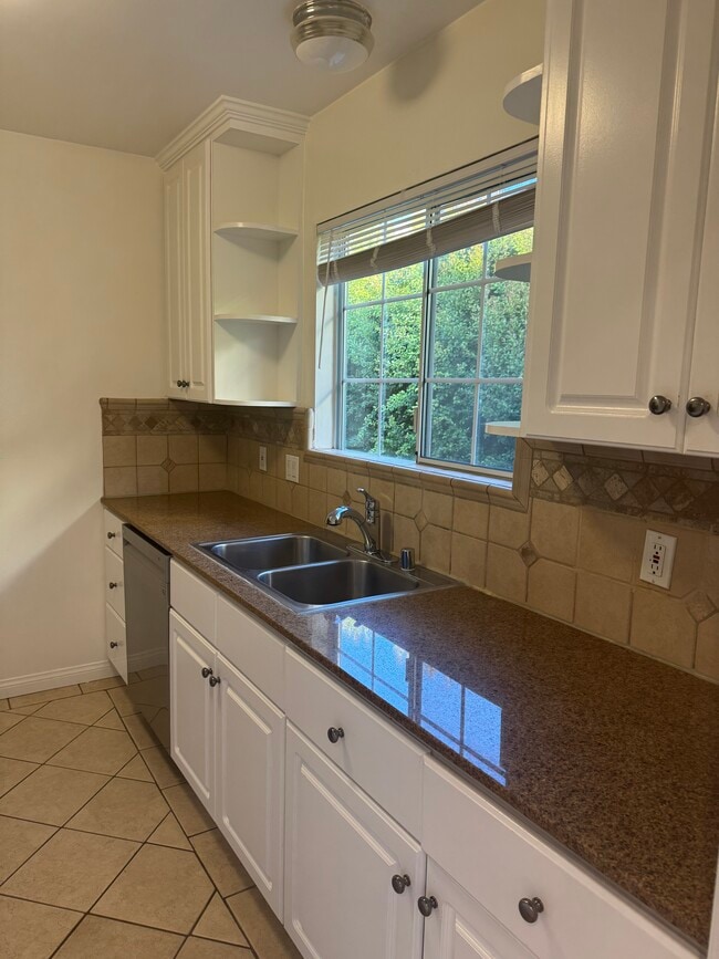 Building Photo - 1054 S Wooster St