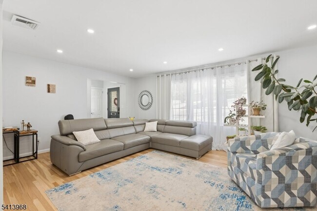 Foto del edificio - 11 Lewis Ln