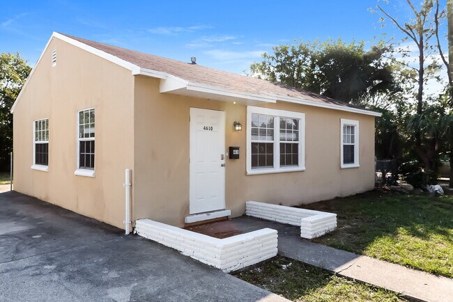 Building Photo - 4610 Pinewood Ave