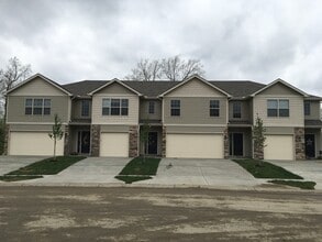 Building Photo - 1402 NE Mary Ct
