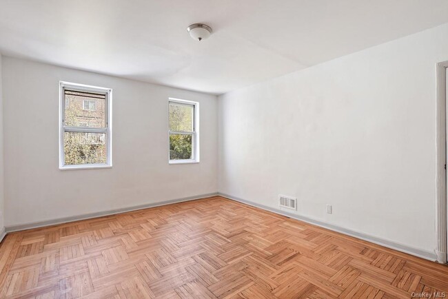 Building Photo - 117 Van Cortlandt Ave W