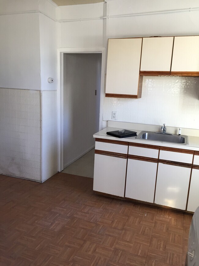 Kitchen - 111 Bloomfield Ave