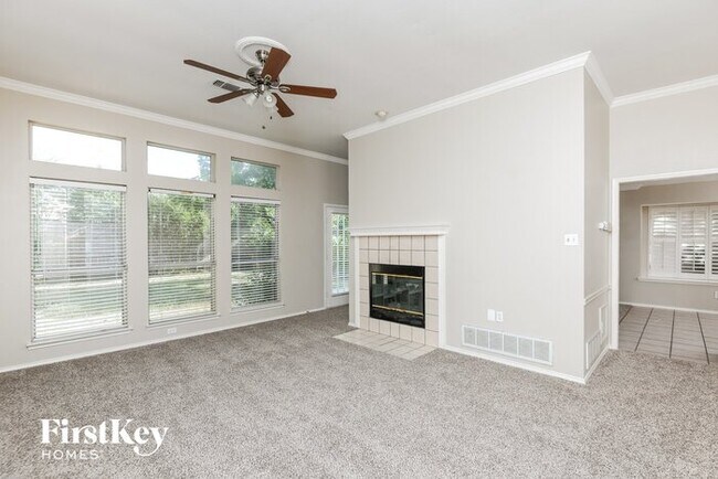 Building Photo - 706 Engleside Dr