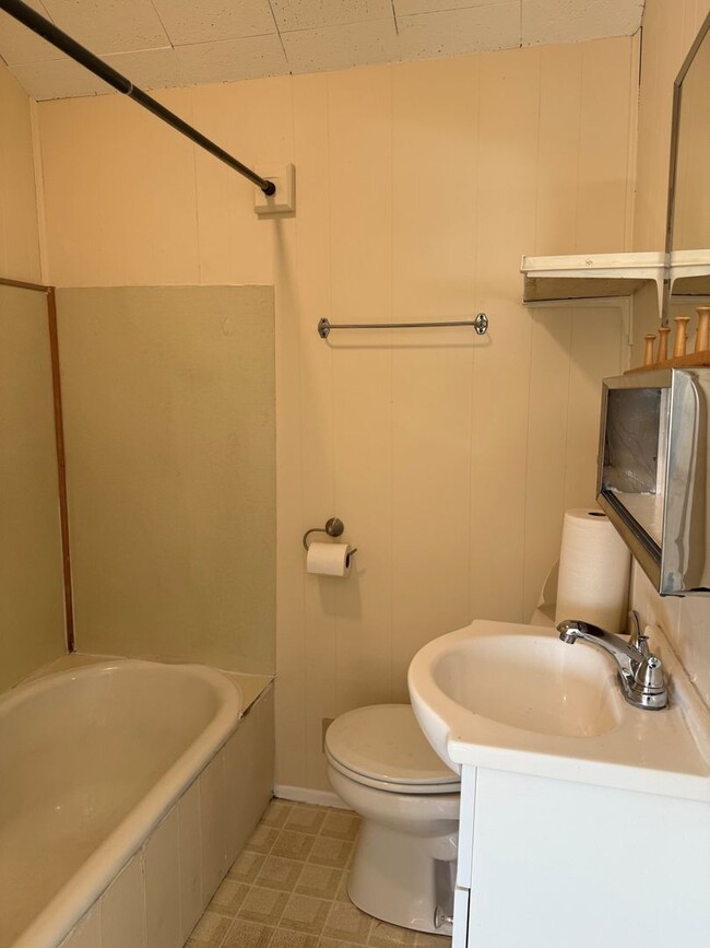 Building Photo - Now renting 1 Bedroom Home