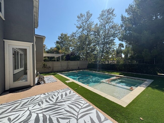 Building Photo - Stunning 4B/2.5BA House in Vista!