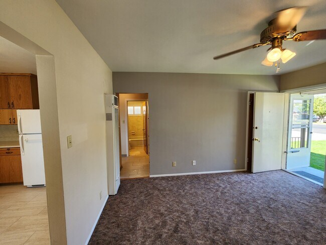 Building Photo - 661 N 400 E