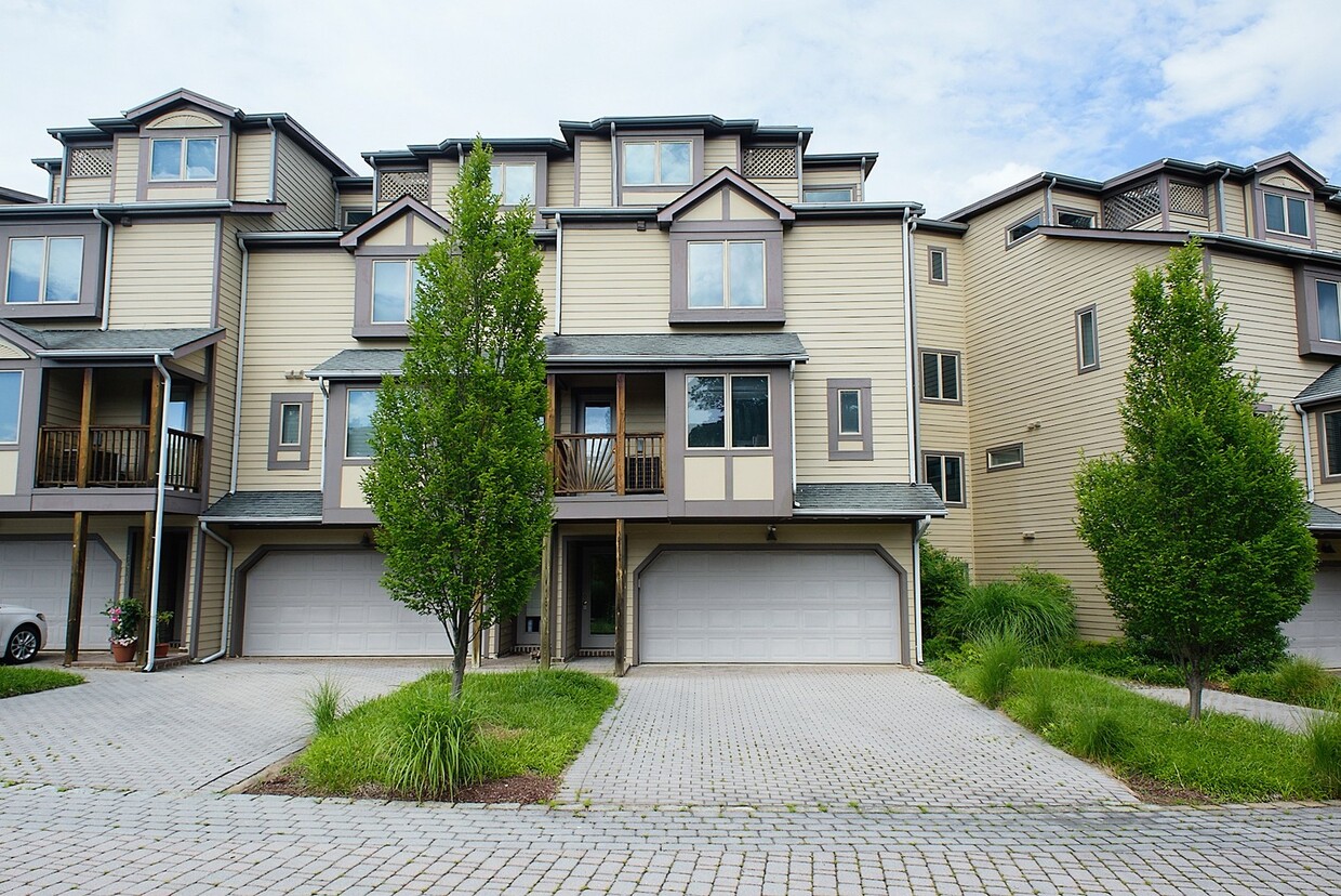 Primary Photo - Townhome in the desired Chesapeake Harbour!!!