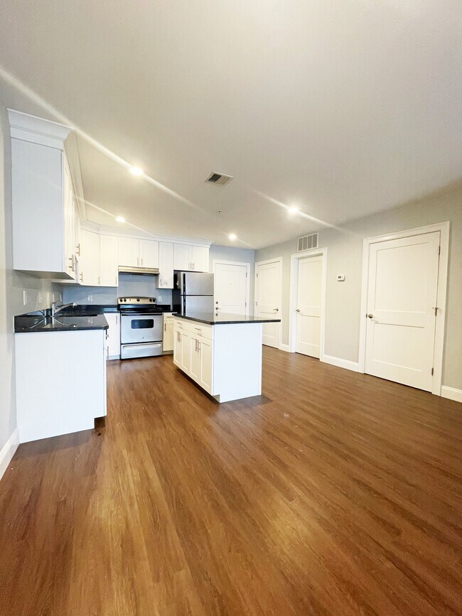 Building Photo - 32 Harris St