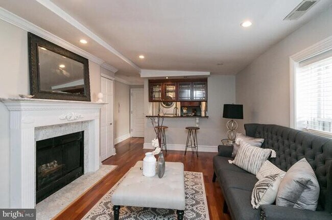 Building Photo - Sunny 1BR w/ HW Floors, W/D, Fireplace, D/...