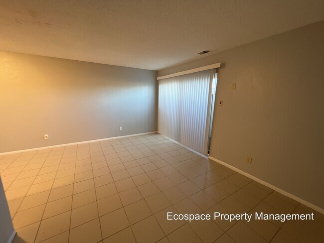 Building Photo - 2 Bedroom 1 Bathroom Apartment in Aurora!