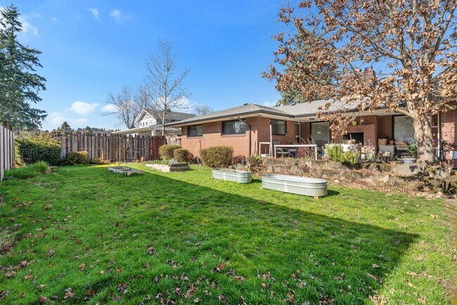 Building Photo - 3 Bedroom 3 bath 1 level Mid Century Beauty!