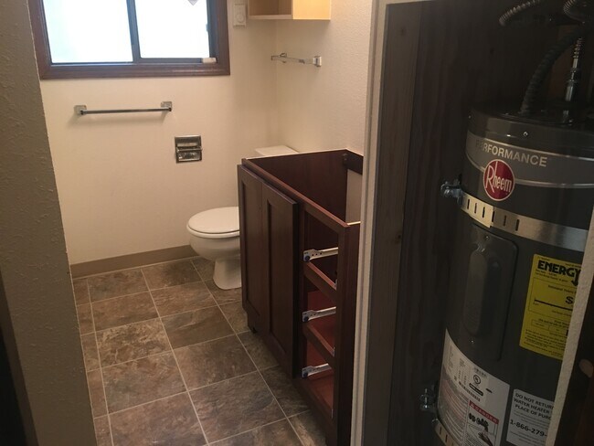 Building Photo - 2 BEDROOM, 1 BATH DUPLEX W/FENCED YARD!