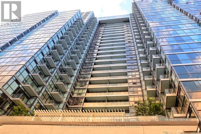 Photo du bâtiment - 210 Simcoe St