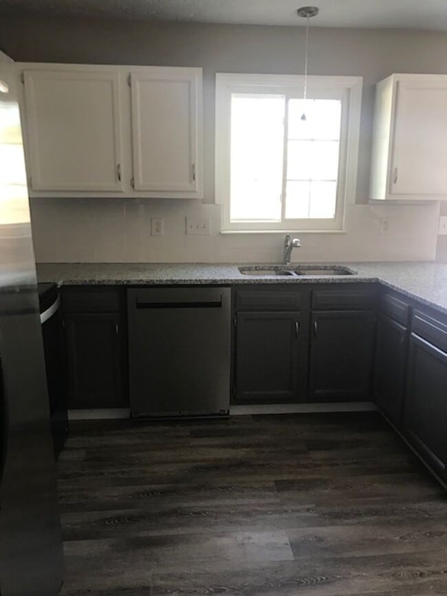 Building Photo - Coming Soon! Three Bedroom Townhome!!