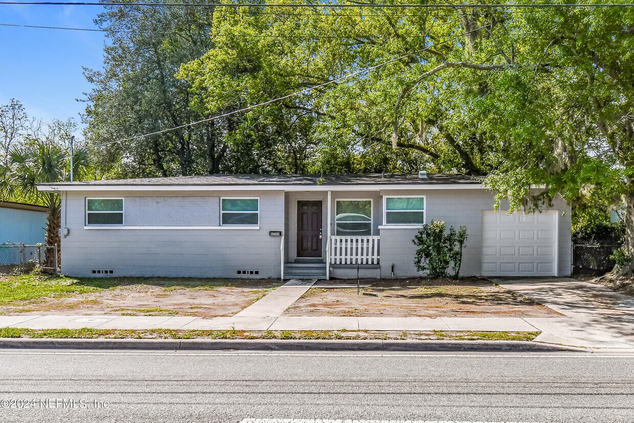 Foto principal - 6260 Merrill Rd