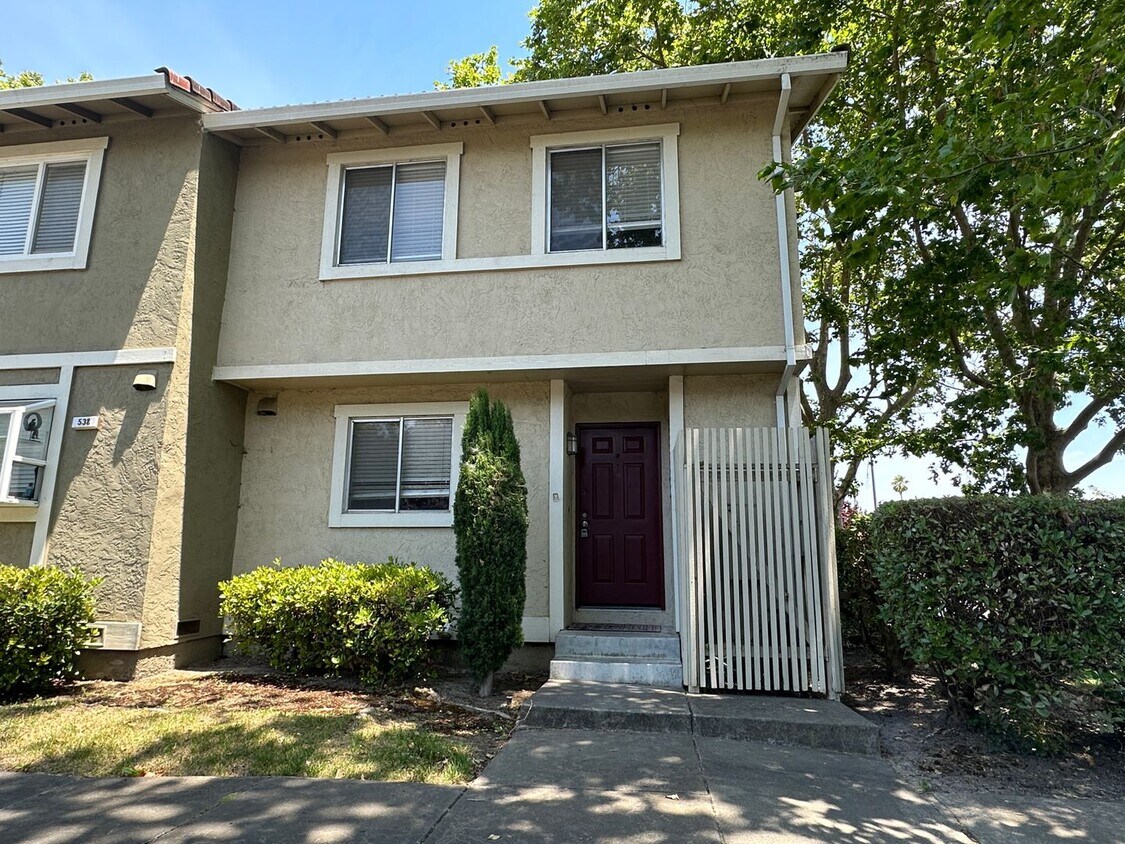 Foto principal - Spacious and Comfortable Townhome in Rohne...
