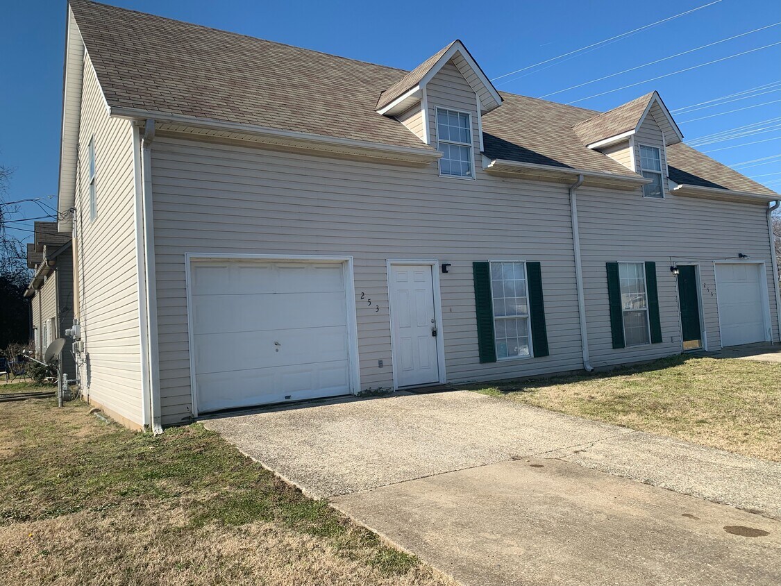 Foto principal - 253 Foxworth Dr