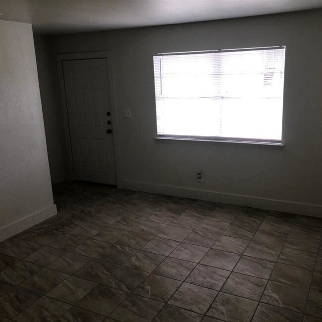 Building Photo - 305 S San Patricio St