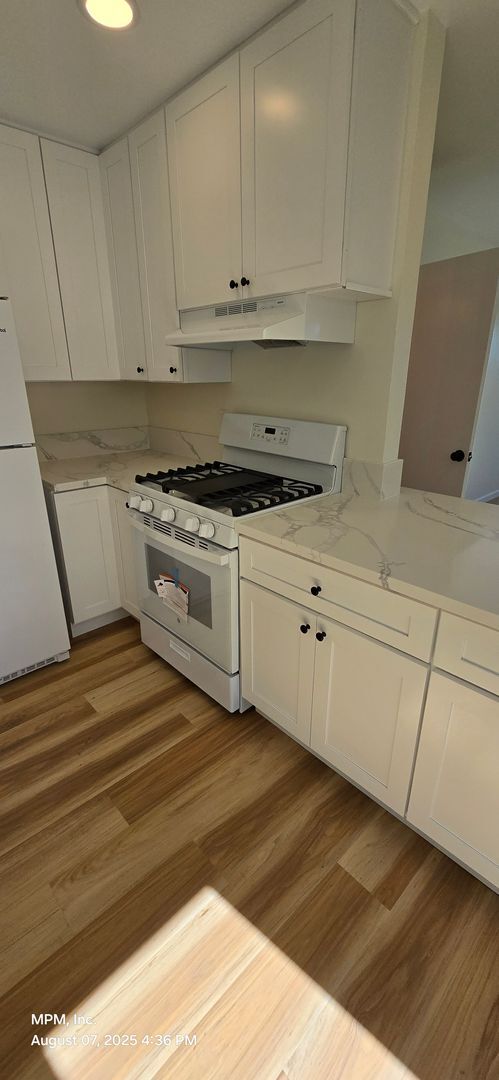 Building Photo - 2 bedroom 1.5 bath Apartment