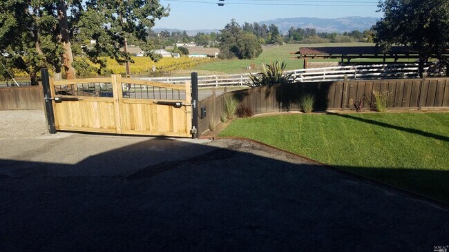 Foto del edificio - 1020 Stony Glen Ln