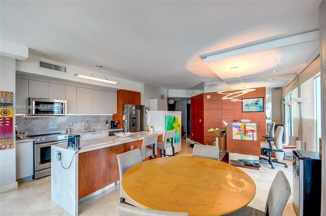 Foto del edificio - 3131 NE 188th St