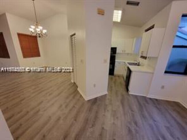 Building Photo - 15515 N Miami Lakeway N #202